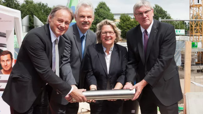 grundsteinlegung_rheinbach_zeitkapsel_mit_prominenz.jpg (DE)