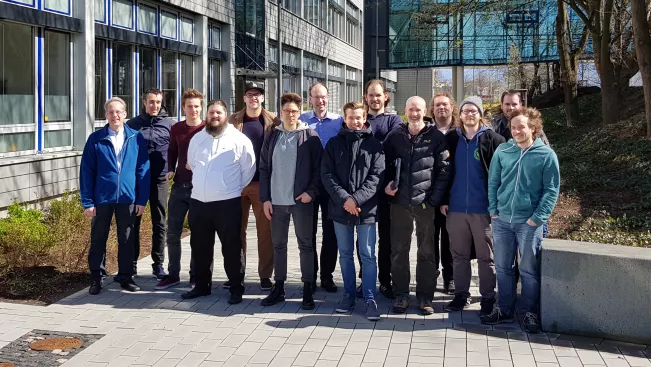 gruppenfoto_simulation.jpg (DE)