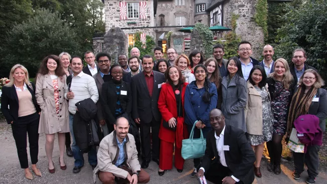 Alumni-Tagung September 2015_Gruppenfoto_vor_burg_lede.jpg (DE)