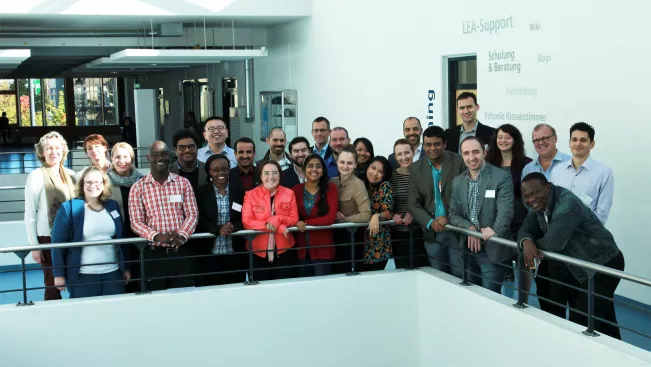 h-brs-alumni-tagung_september_2015_gruppenfoto_foto_eva_tritschler_cut.jpg (DE)