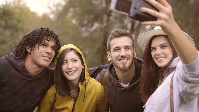Europatag_Freunde, die in einem Park ein Selfie machen (DE)