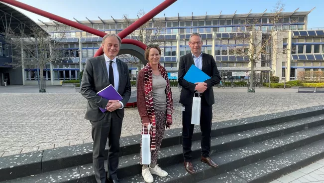 hartmut_ihne_eva_kraus_oliver_hoelken_bundeskunsthalle_besuch_sankt_augustin_maerz_2022_foto_daniela_greulich.jpg (DE)