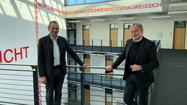 hochschulpraesident_juergen_krahl_th_owl_und_hochschulpraesident_hartmut_ihne_01.2022.jpg (DE)