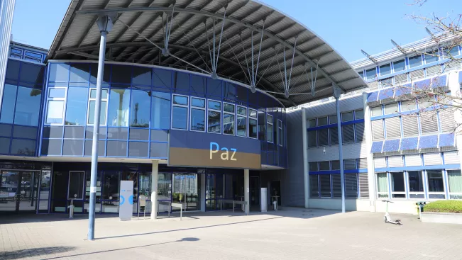 2022-03-04 LED-Wand Hauptportal Sankt Augustin mit Friedensbotschaft (DE)
