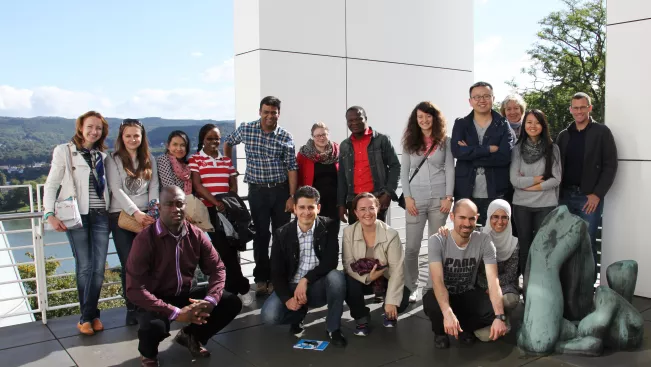 internationale_alumni-tagung_september_2015_teilnehmer_arp_museum.jpg (DE)