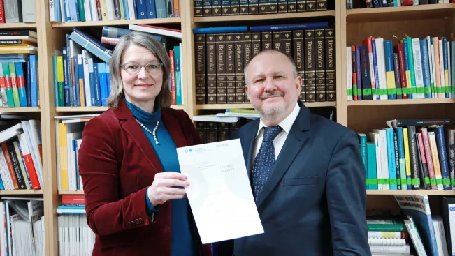 kanzlerin_schuhmann_honorarprofessor_hagemejer_foto_e._tritschler_9522.jpg (DE)