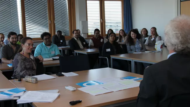 manuela_raatgerink_und_alumni-tagungsteilnehmer_28.9.2016_klein_fur_web.jpg (DE)