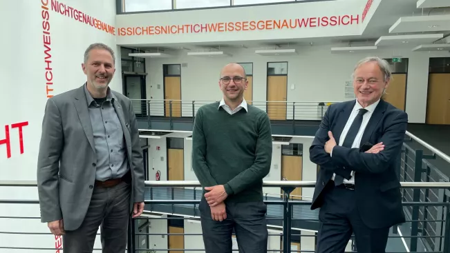 marco_winzker_hnee_praesident_matthias_barth_hartmut_ihne_1_april_2022_foto_daniela_greulich.jpg (DE)