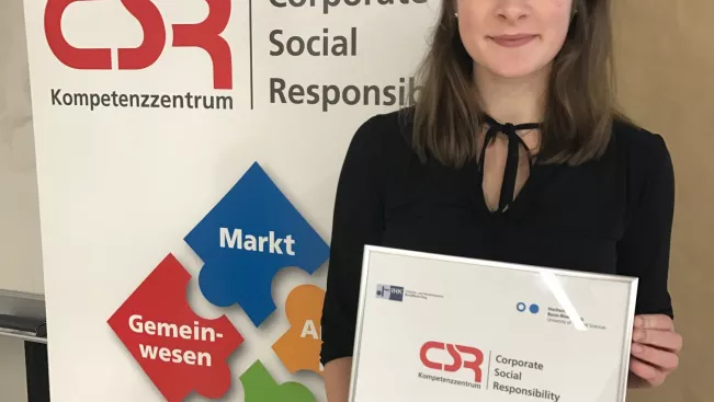 mareike_mit_urkunde.jpg (DE)