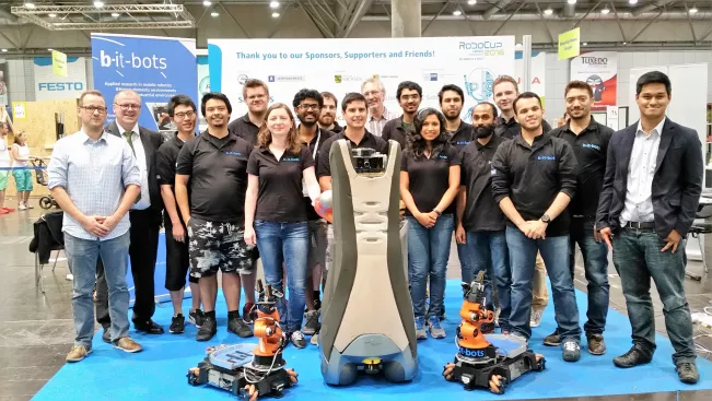 mas-profs_und_robocup-team_juli_2016.jpg (DE)
