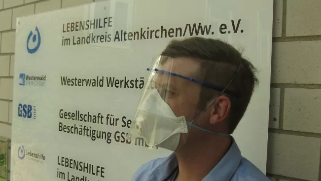 Gesichts-Schutzvisier wird der Lebenshilfe Altenkirchen vorgestellt (DE)