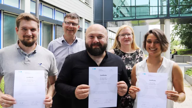 phd_urkunden_fuer_poster_exhibition_20190605_foto_juri_kuestenmacher_18_teasercut_klein.jpg (DE)