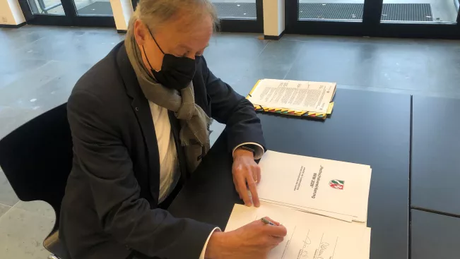 praesident_ihne_unterzeichnet_hochschulvereinbarung_2022_2026.jpg (DE)