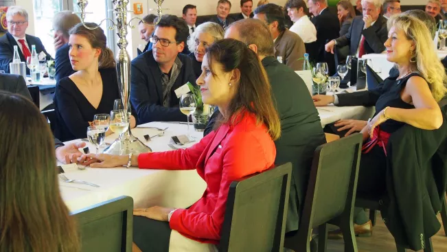 praesidentendinner_a_la_mode_bonn_bundeskunsthalle_gaeste_zu_tisch_20150907_foto_y._weber.jpg (DE)