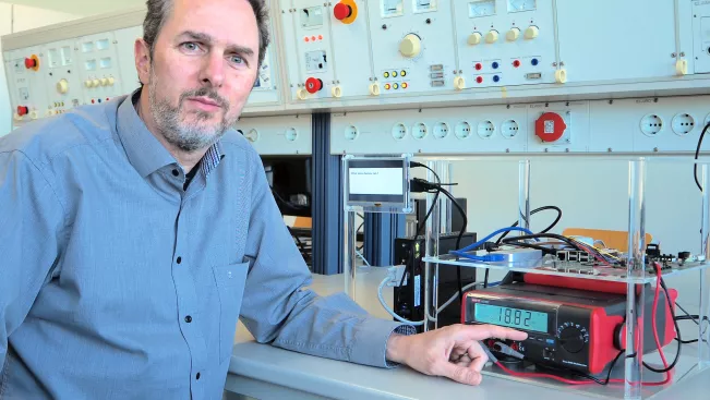Remote-Lab_Marco-Winzker_CC-BY_H-BRS.jpg (DE)
