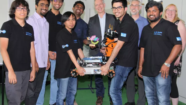 robocup2019_wm-team_mit_roboter_und_leitung_foto_eva_tritschler_5727.jpg (DE)