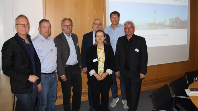 AKNW-Sprecher Christof Rose, RP-Redaktionsleiter Uwe-Jens Ruhnau, AKNW-Vorstandsmitglied Jochen König, Journalist Jörg Biesler, Patrycja Muc (IMEA), Architekt Gerhard Wittfeld sowie Andreas Schümchen (IMEA)©AKNW (DE)