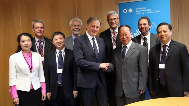 sichuan-delegation_izne_io_nrw-landminum_72dpi_20160701_eva-tritschler_1412.jpg (DE)