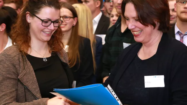 stipendienfeier_einladung_monique_ruedell_stiftung_vr-bank_bonn_2017_teasercut.jpg (DE)