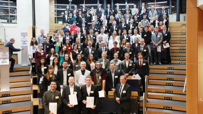 stipendienfeier gruppenbild im audimax 20151209 foto e. tritschler img 9197.jpg (DE)