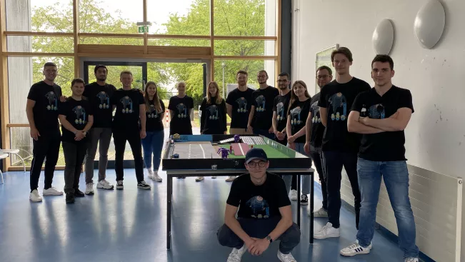 team_der_roboternacht_202206.jpg (DE)