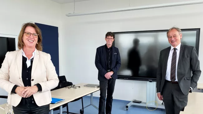 ullathoennissen_metropolregion_mit_vp_udoscheuer_und_praes_hartmut_ihne_cut_foto_pieper.jpg (DE)