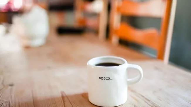 unsplash-fotograf-danielle-macinnes-begin_tasse_tisch.jpg (DE)
