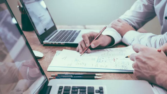 unsplash-fotograf-helloquence-laptop_meeting_kooperation.jpg (DE)