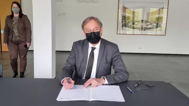 unterzeichnung_erklaerung_gender_pay_gap_hartmut_ihne_1_foto_mkw.jpg (DE)