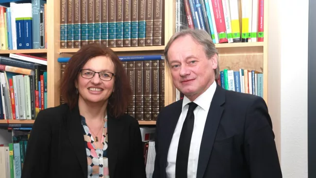 urkunde_honprof_michaela_schmitz_fb_05_20170210_foto_eva_tritschler_5118_teasercut.jpg (DE)