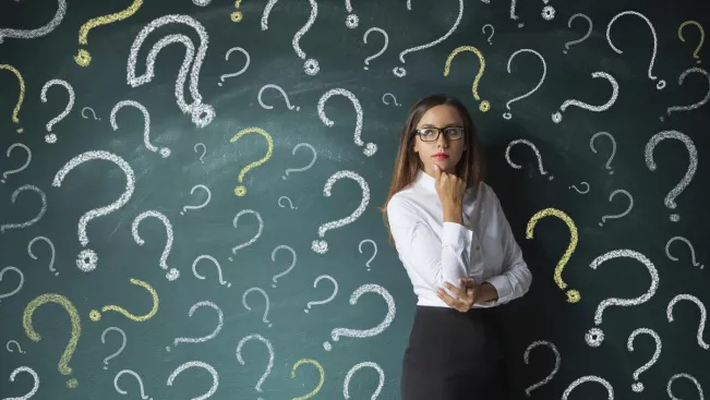 frau vor tafel mit fragezeichen colourbox 25712304.jpg (DE)