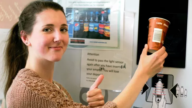 Magdalena Wiemeler vor Pfandautomat 2017 foto dennis weber doppelpunkt.jpg (DE)