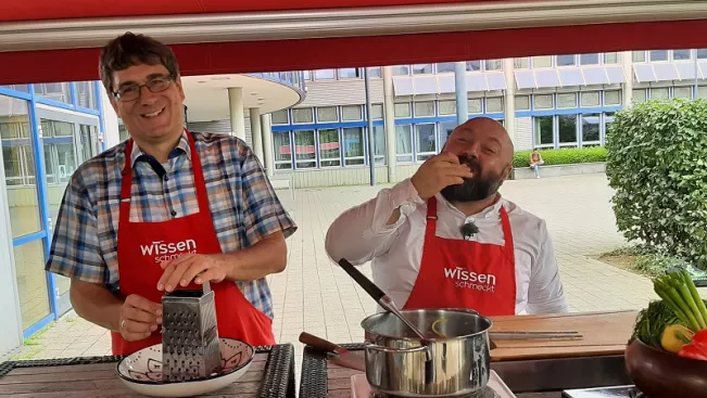 wissen_schmeckt_szenenfoto_mit_peter_muck_und_argang_ghadiri_900x450.jpg (DE)
