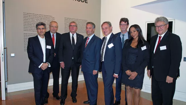 praesidentendinner_a_la_mode_bonn_bundeskunsthalle_gruppenbild_20150907_foto_y._weber.jpg (DE)