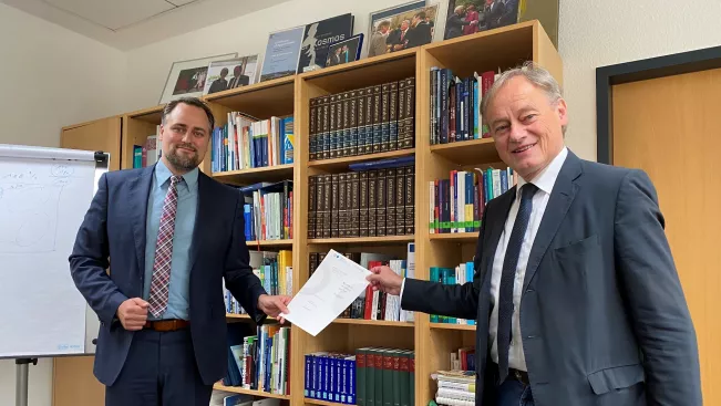 professur_johannes_steinhaus_urkunde_uebergabe_mit_praesident_ihne_20200928_foto_dominik_pieper.jpg (DE)