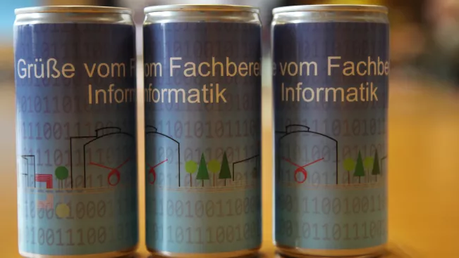 Drei Dosen mit Sekt: gebrandet mit Grüßen vom Fachbereich Informatik (DE)