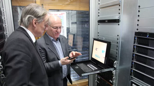 rechnercluster_berrendorf_praesident_ihne_201902_foto_m._flacke_50_cut.jpg (DE)