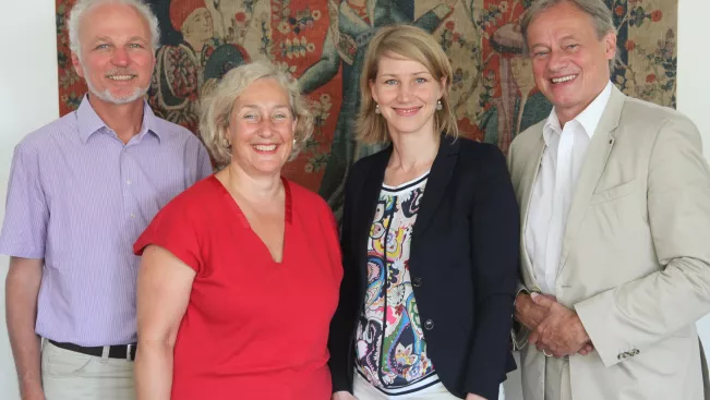 holst-susanne_mit_ihne-baumgartner-bode_foto_tritschler_8586_0.jpg (DE)