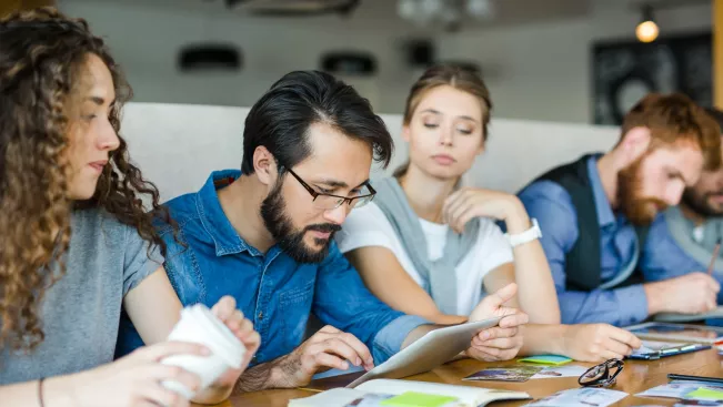 studierende_gruppenarbeit_colourbox_21474916_cut.jpg (DE)