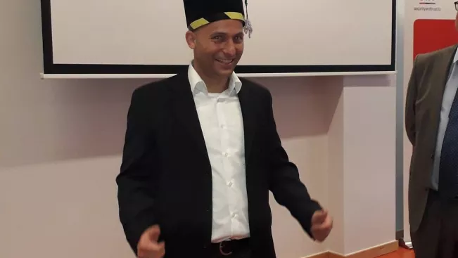 20171006_promotion_hochgeschwender_doktorhut.jpg (DE)