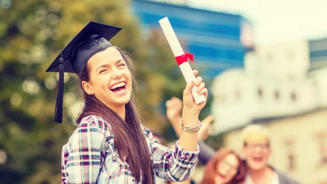 Absolventin mit Doktorhut und Abschluss colourbox 9999156.jpg (DE)
