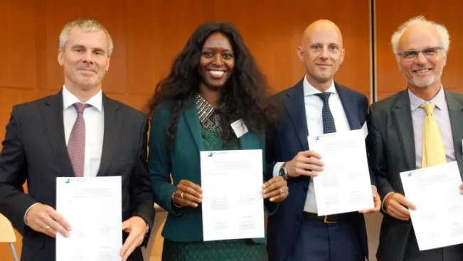 afrika_konferenz_vertrag_audimax_sta_foto_a._yasari_0895_teasercut.jpg (DE)