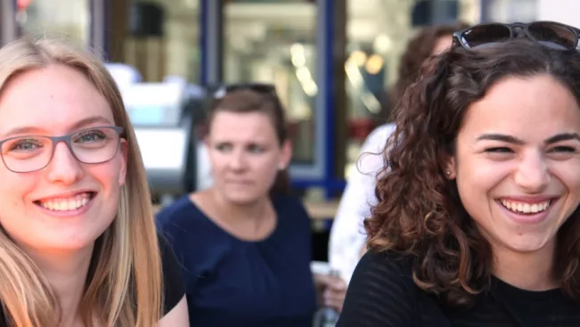 Zwei Studentinnen auf dem Sommerfest 2017 Teasercut (DE)