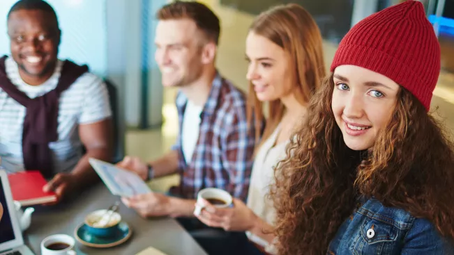 colourbox_17900323_gruppe_studierende_kaffee_teasercut.jpg (DE)