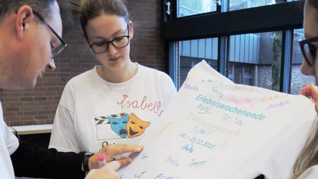 erlebniswe_fb06_2018_t-shirts_signieren_foto_christian_rexrodt_teasercut.jpg (DE)