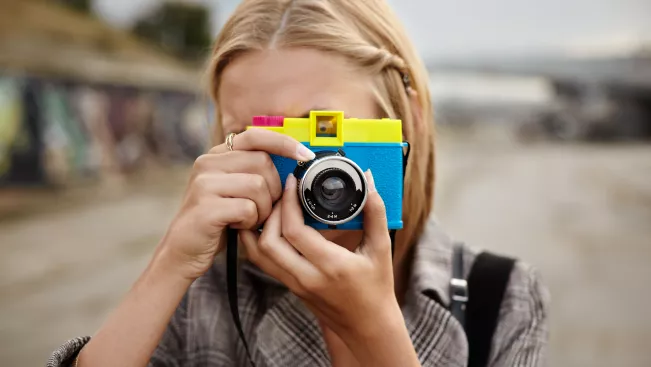 frau_mit_kamera_colourbox2337355.jpg (DE)