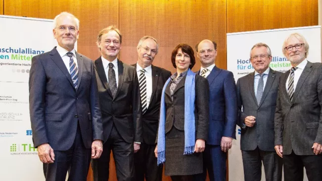 gruendung der hafm hochschulallianz fuer den mittelstand mit ihne foto c. sonntag teasercut.jpg (DE)