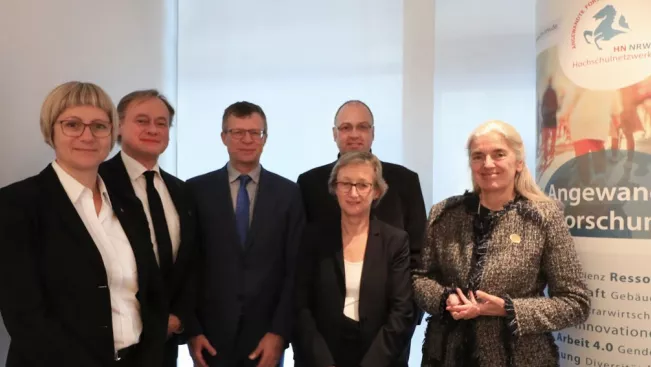 hochschulnetzwerk_nrw_forschungslunch_gruppenfoto_2018.jpg (DE)