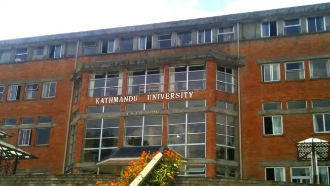 kathmandu_university_administrative_building_cc_by-sa_3.0_teasercut.jpg (DE)