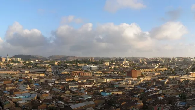 panorama_asmara_20061101_bild_hansueli_krapf_cc_by_sa_3.0_teasercut.jpg (DE)